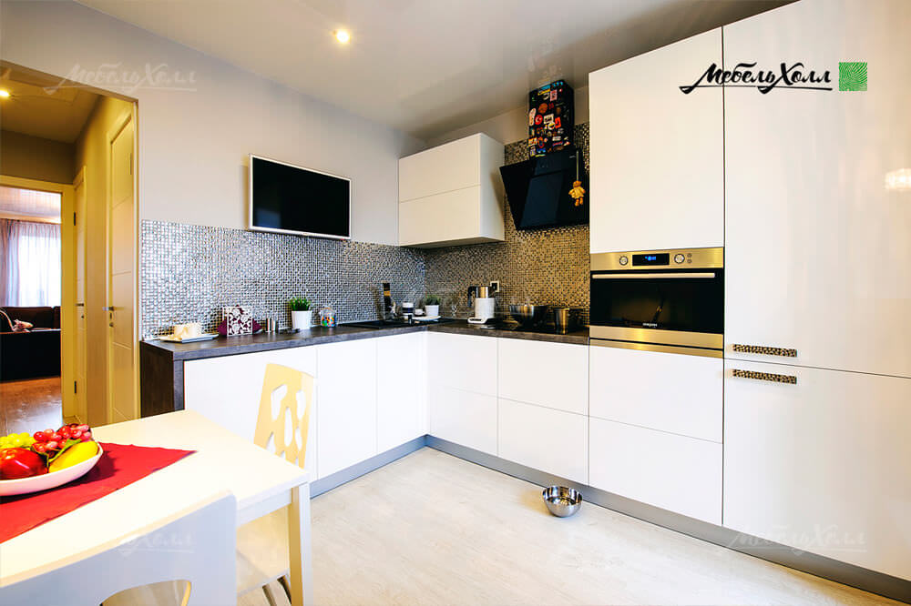 Белая глянцевая кухня визуально расширяет пространство, делает помещение более светлым и просторным. Если вы – любитель стиля «хайтек», эта кухня создана для вас!