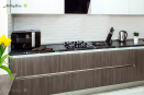Мебель для кухни серо-коричневого цвета с белыми глянцевыми верхними фасадами.
