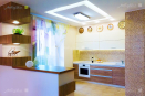 Кухонная мебель со светлыми верхними фасадами и нижними с текстурой дерева из пластика Arpa и крашенного МДФ
