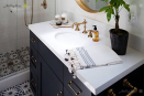 Мебель для ванной темно-синего цвета в классическом стиле